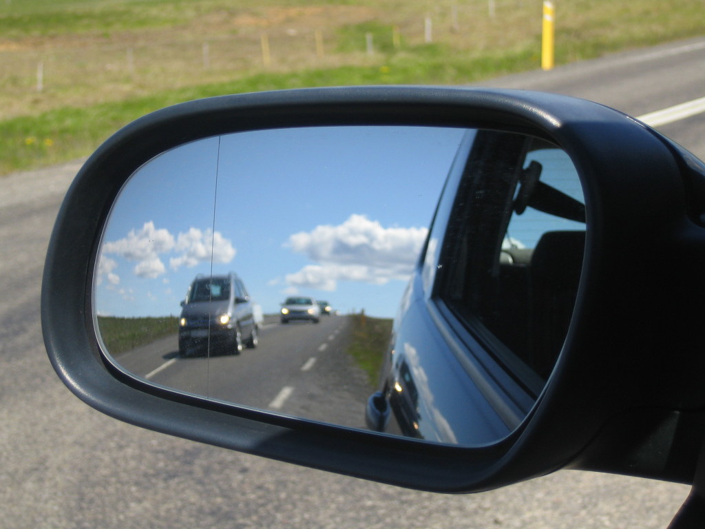 «Я у мамы инженер»: в Киеве водитель по-своему решил проблему отсутствия бокового зеркала (ФОТО)