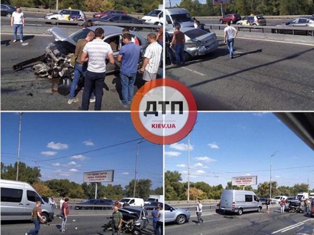 ДТП в Киеве: авто врезалось в отбойник (ВИДЕО)
