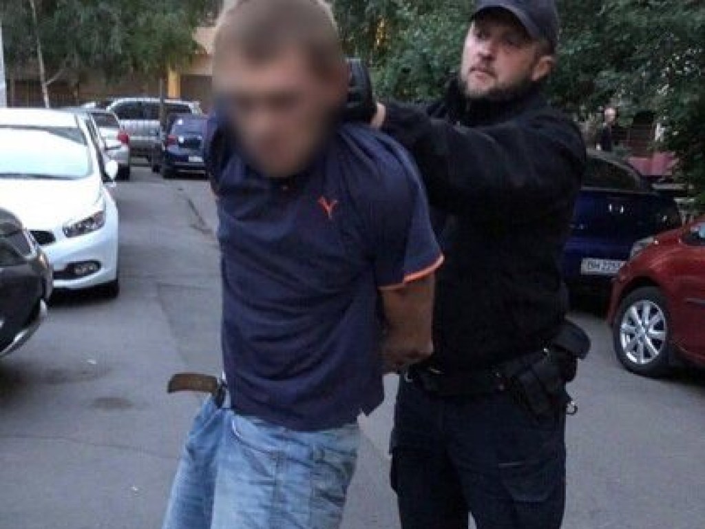 Неадекватный наркоман крушил припаркованные авто в Одессе (ФОТО)