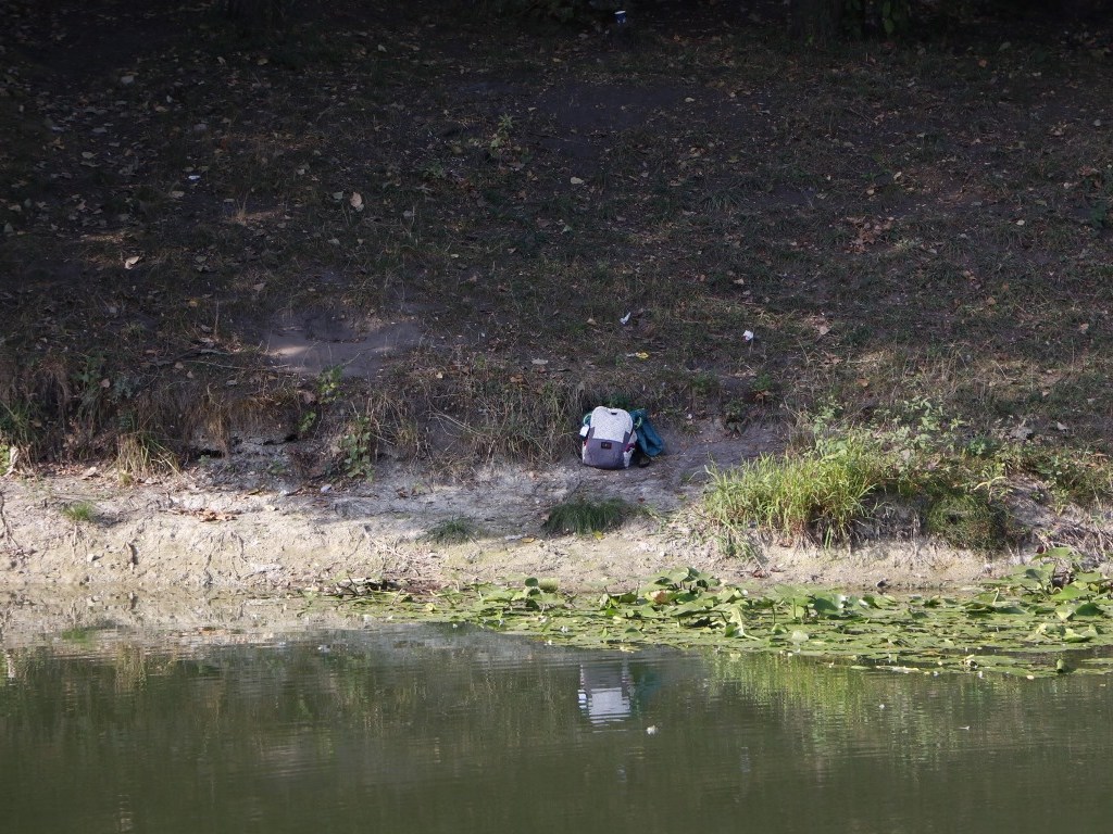 На столичных Теремках в озере нашли труп женщины (ФОТО)