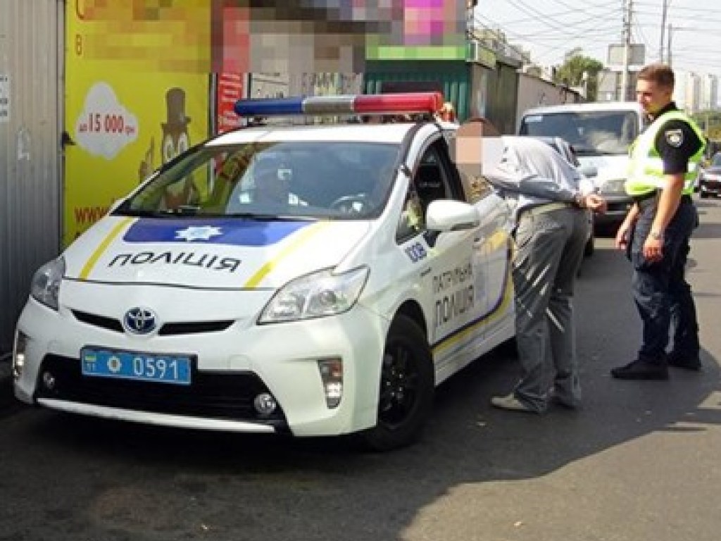 В Киеве водитель пытался решить конфликт на дороге с помощью пистолета (ФОТО)