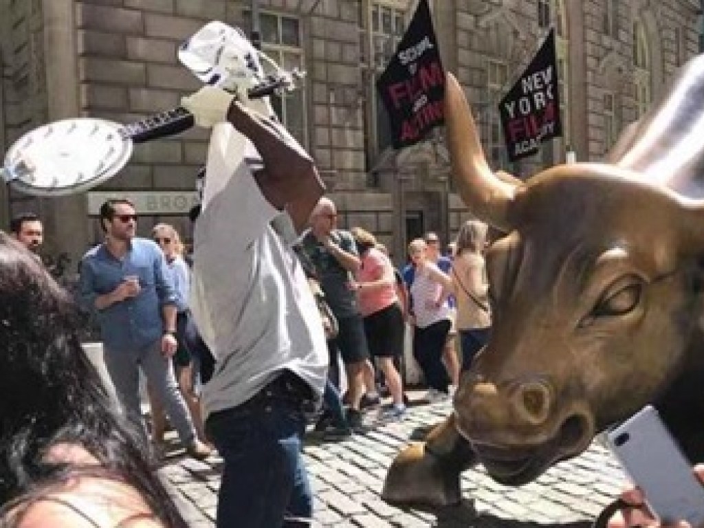 Вандал повредил знаменитую статую быка в Нью-Йорке (ФОТО, ВИДЕО)