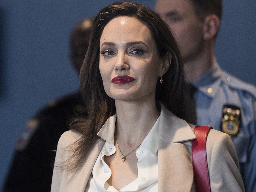 Улыбается и позирует: В сеть «слили» фото голой Анджелины Джоли (ФОТО)