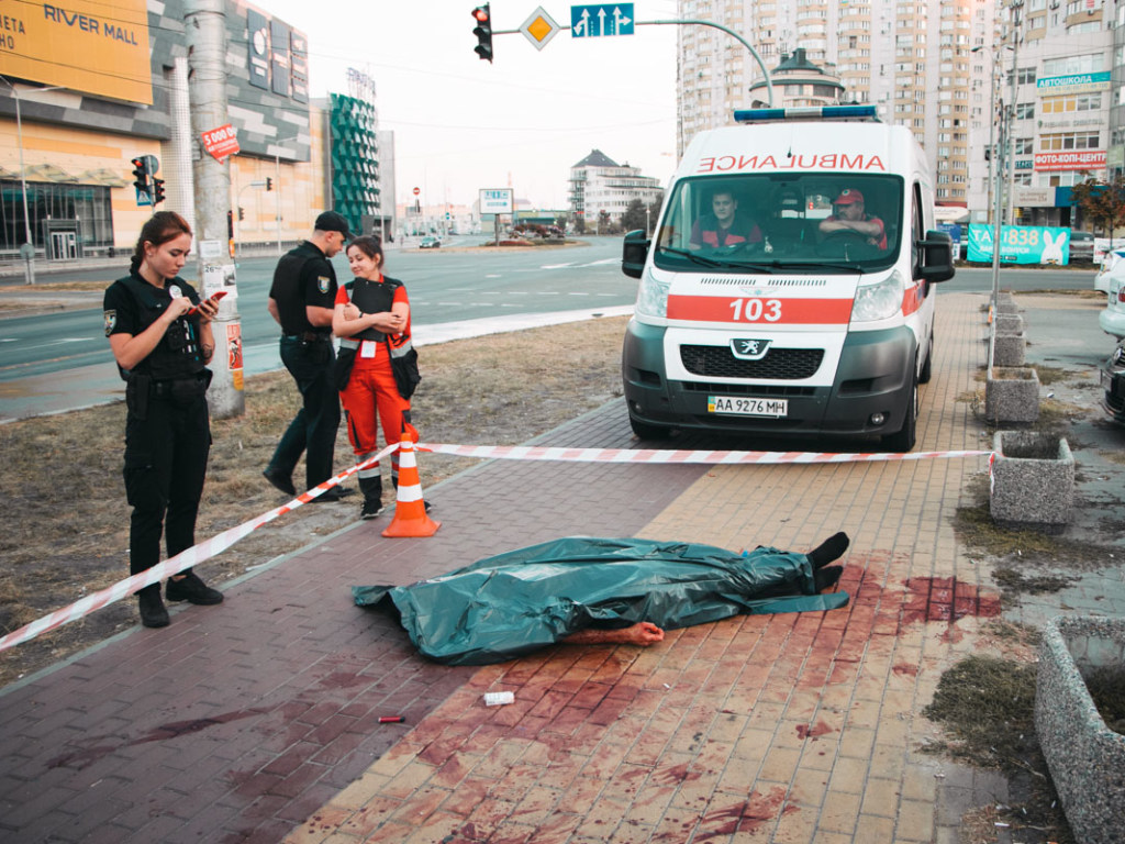Записка с именем «Света»: В Киеве на Позняках мужчина убил себя с помощью флакона духов (ФОТО, ВИДЕО)