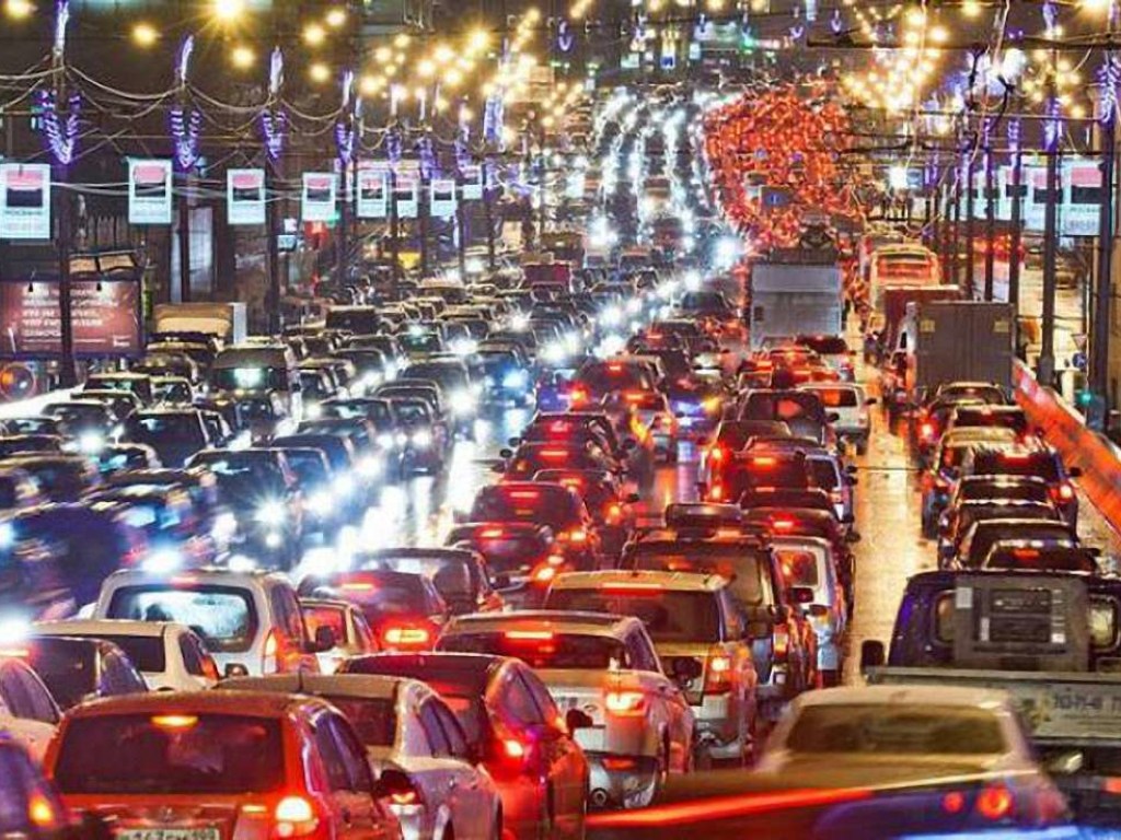 В столице на 30 улицах образовались вечерние пробки (КАРТА)