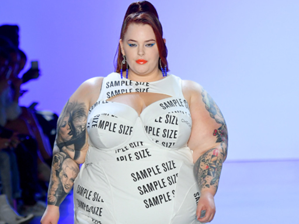 34-летняя модель plus-size позировала в обтягивающем платье на подиуме в Нью-Йорке (ФОТО)
