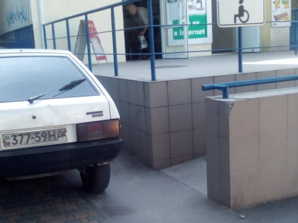 «Герой парковки» из Мелитополя заблокировал выход из супермаркета для матери с ребенком-инвалидом (ФОТО)