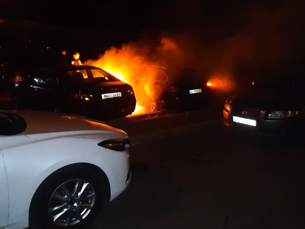 На столичных Осокорках подожгли BMW: огонь перекинулся на другие иномарки (ФОТО, ВИДЕО)