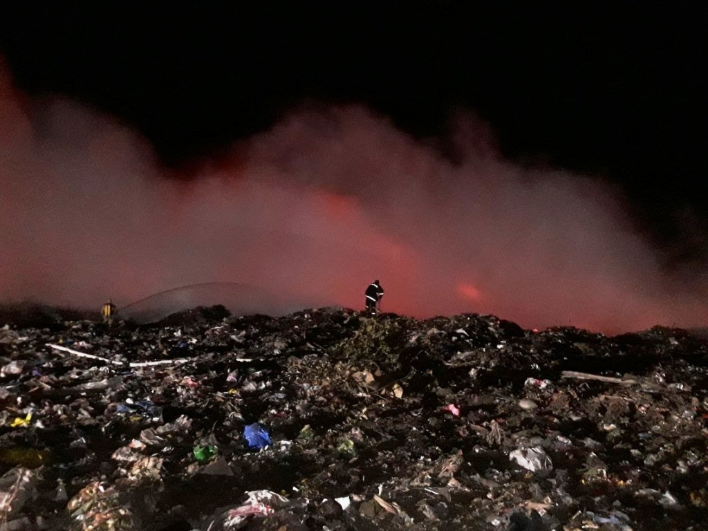 В Прилуках на полигоне горел 1 гектар мусора (ФОТО)