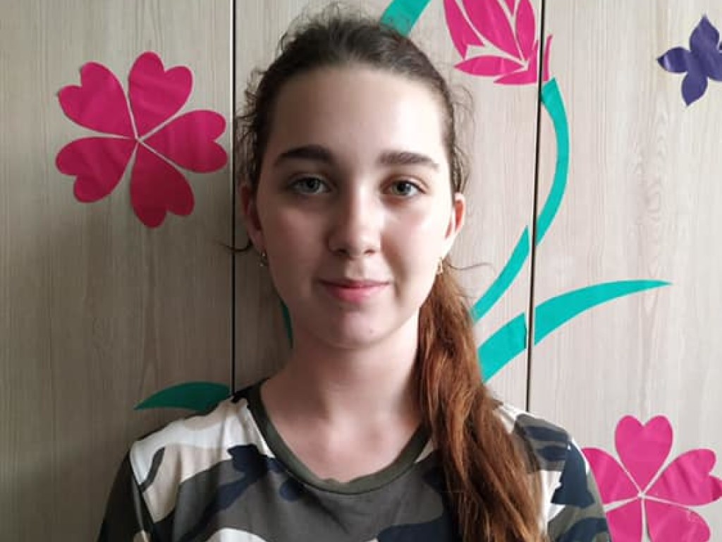 Ушла из дома и не вернулась: в Киеве разыскивают 14-летнюю девочку с каштановыми волосами (ФОТО)