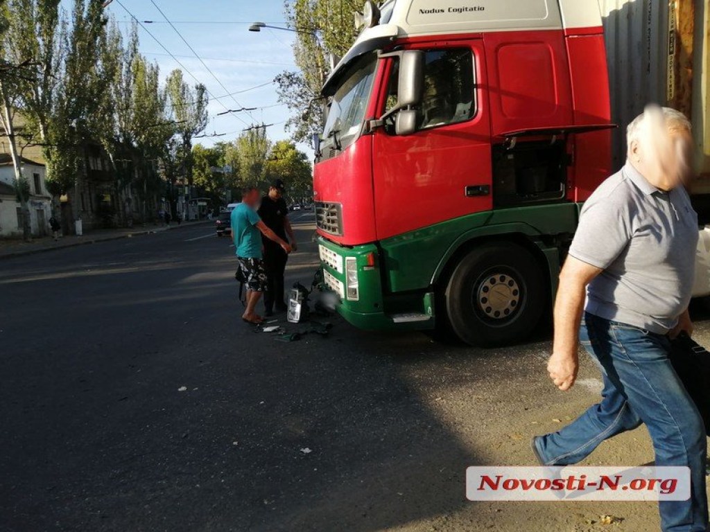 «Габаритное» ДТП в центре Николаева: столкнулись два тягача с полуприцепами (ФОТО)