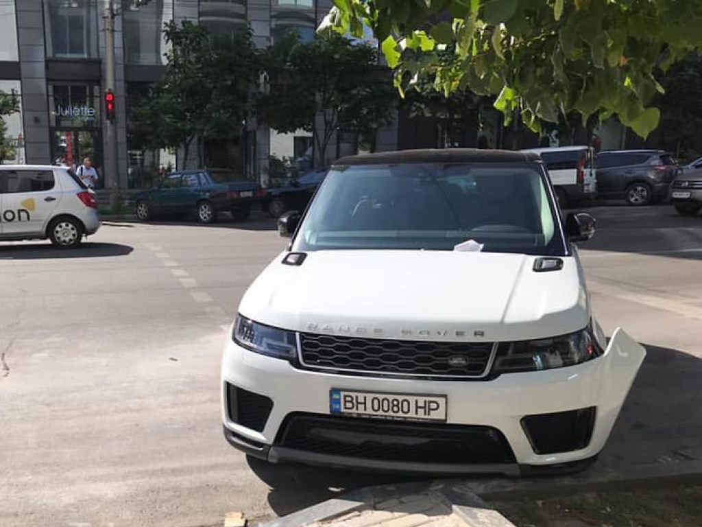 В Киеве внедорожнику за неправильную парковку оторвали бампер (ФОТО)