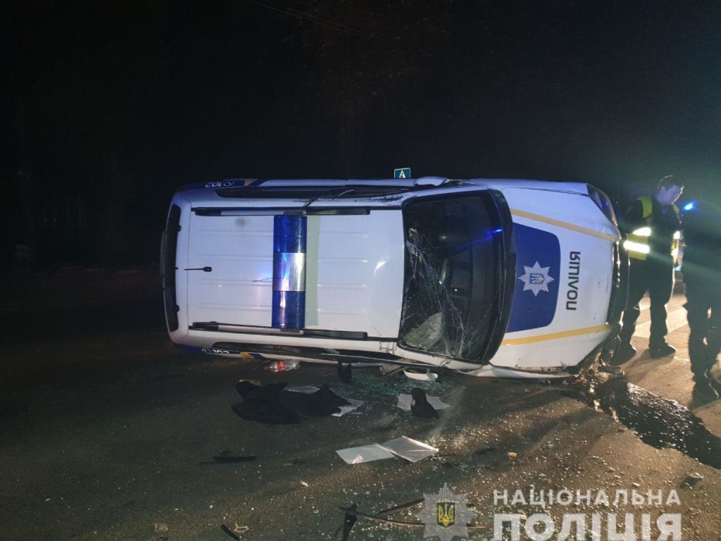В Харькове на бок перевернулось полицейское авто: травмированы два молодых копа (ФОТО)