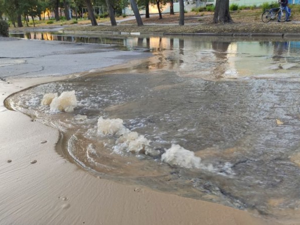 В Энергодаре жители увидели «коммунальный» фонтан посреди улицы (ФОТО, ВИДЕО)