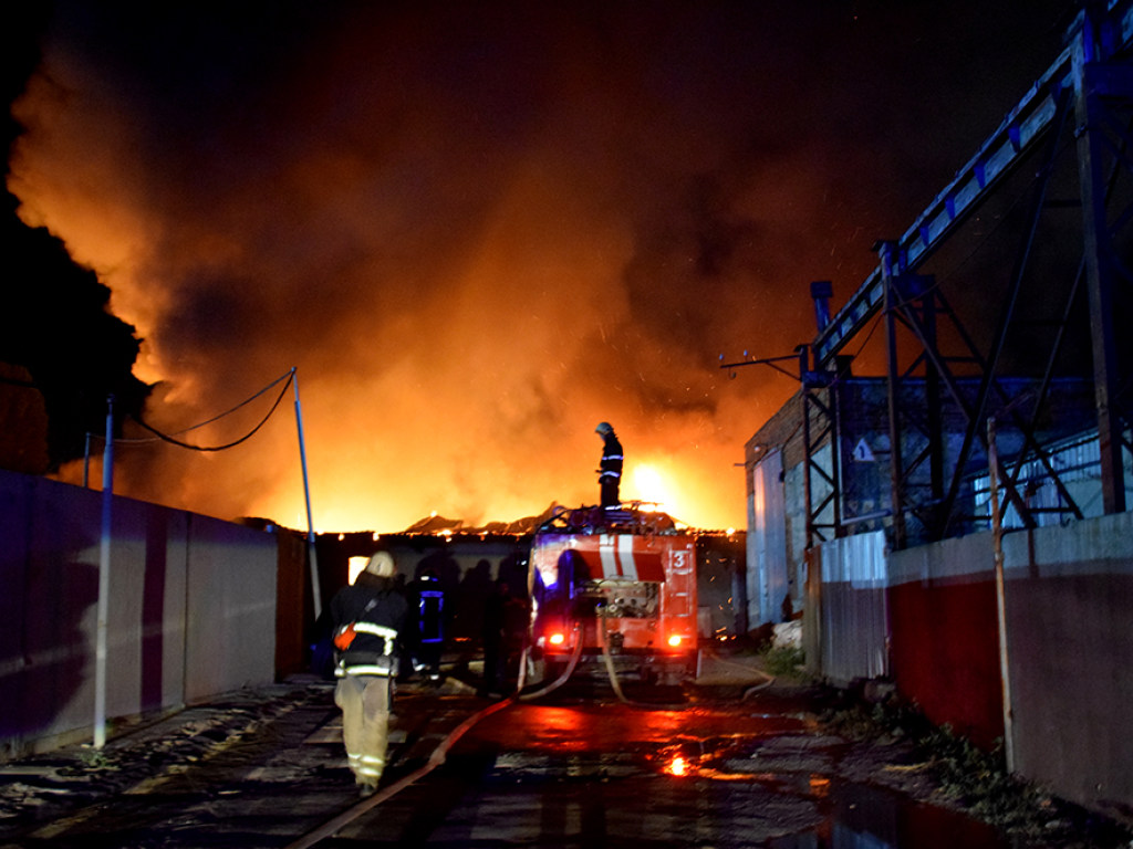 Масштабный пожар в Николаеве: сгорел склад по переработке вторсырья (ФОТО, ВИДЕО)