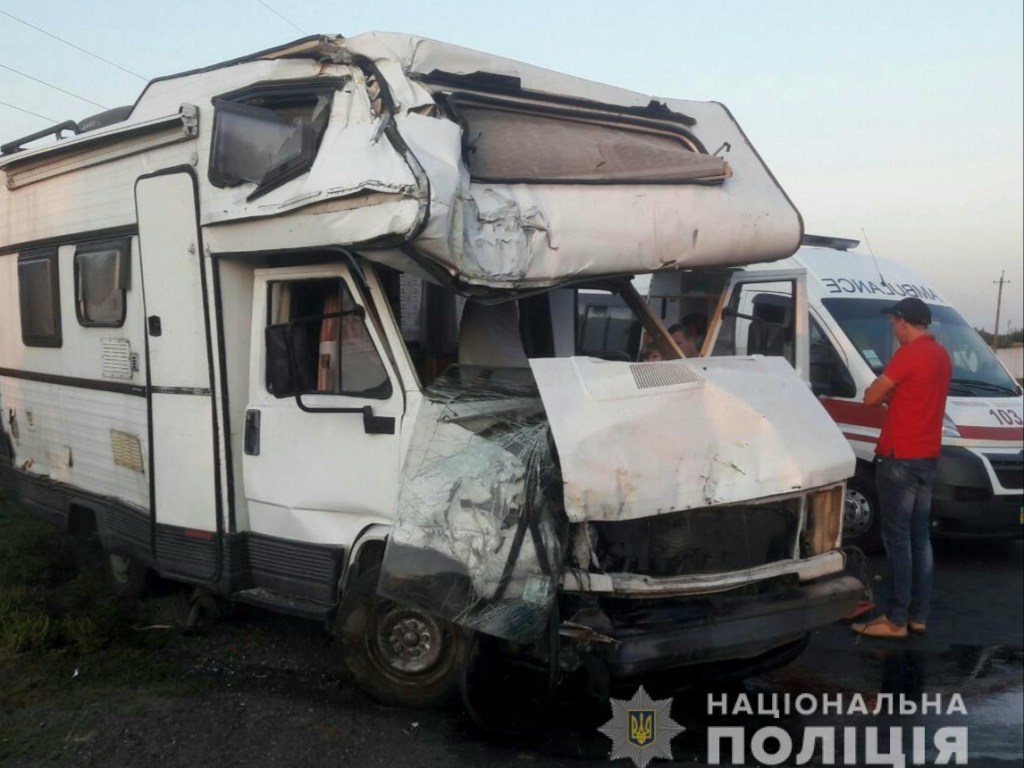 В Миргороде «дом на колесах» угодил в ДТП с маршруткой: 6 пострадавших (ФОТО)