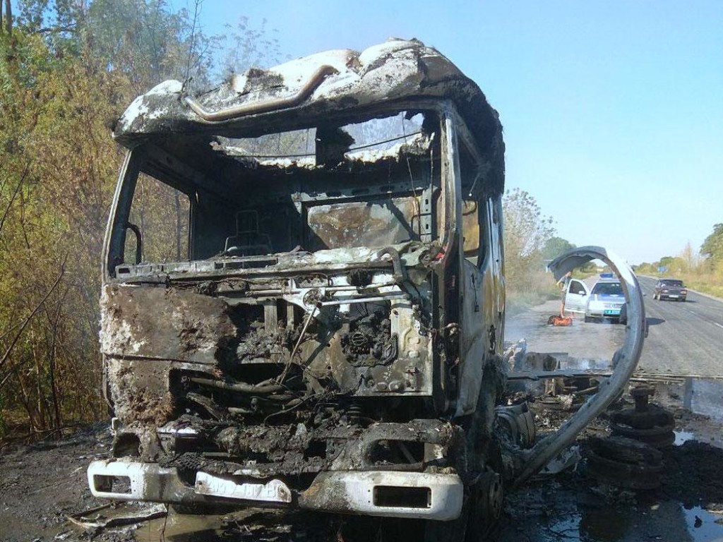 На автодороге Хорол-Кременчуг сгорел грузовик: водитель выпрыгнул из машины (ФОТО)