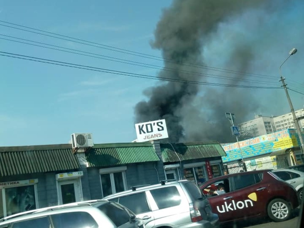 В Киеве на рынке сгорел торговый павильон (ФОТО, ВИДЕО)