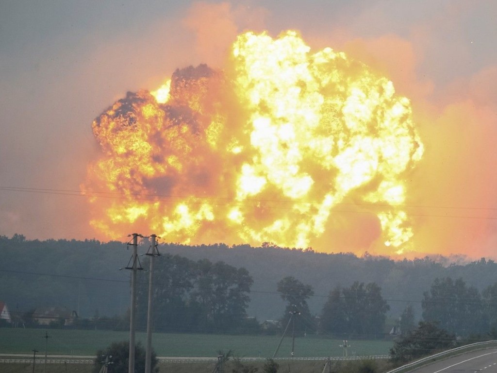 Спасатели локализовали пожар на военных складах в Калиновке