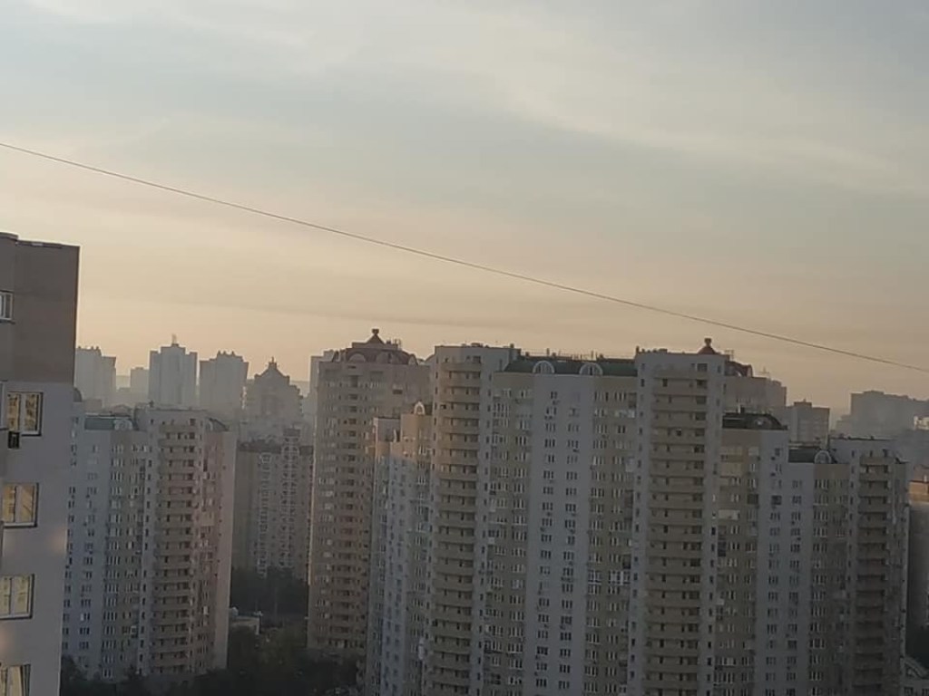Смог над Киевом: несколько дней жители столицы задыхаются от запаха гари (ФОТО)