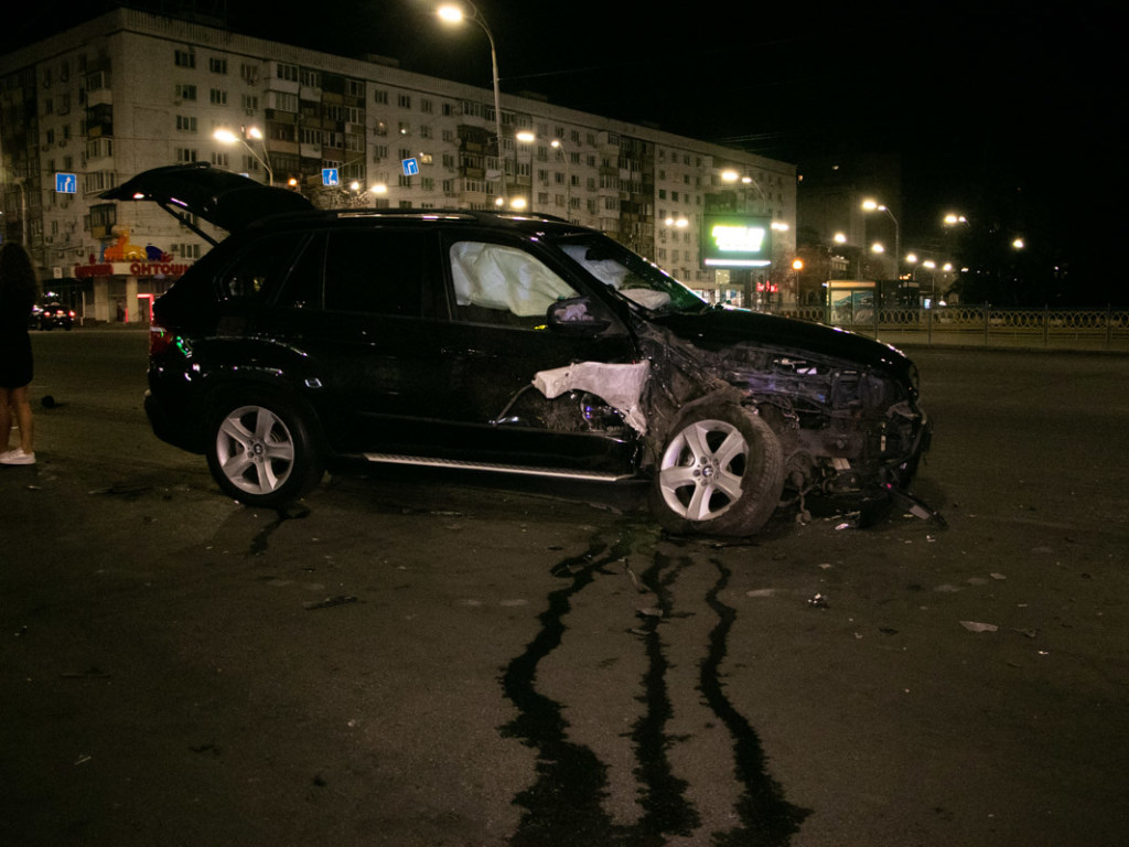 Шёл на обгон: В столице водитель BMW X5 раздавил припаркованный Volkswagen и два других авто (ФОТО, ВИДЕО)
