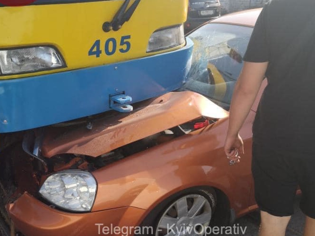 В Киеве иномарка застряла под трамваем (ФОТО)