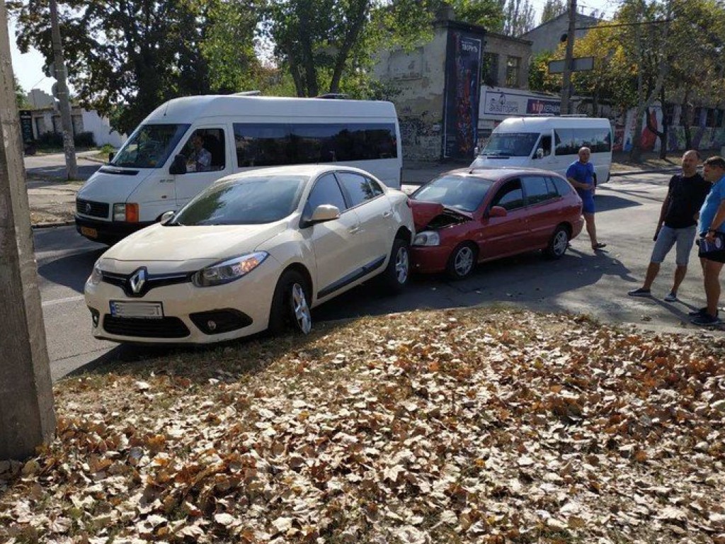 В центре Николаева произошло ДТП при участии трех авто (ФОТО)