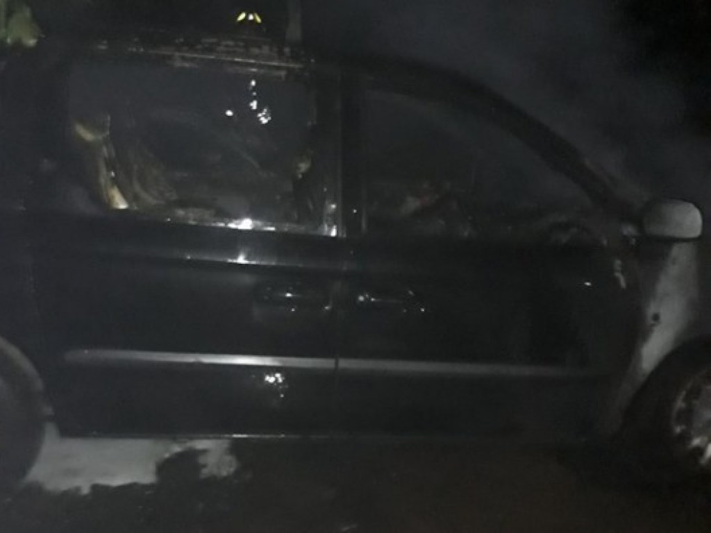 В Черкассах сожгли автомобиль чиновника горсовета (ФОТО)