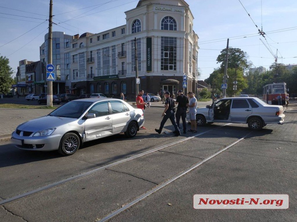 В Николаеве из-за учебного автомобиля столкнулись «ВАЗ» и Mitsubishi (ФОТО)