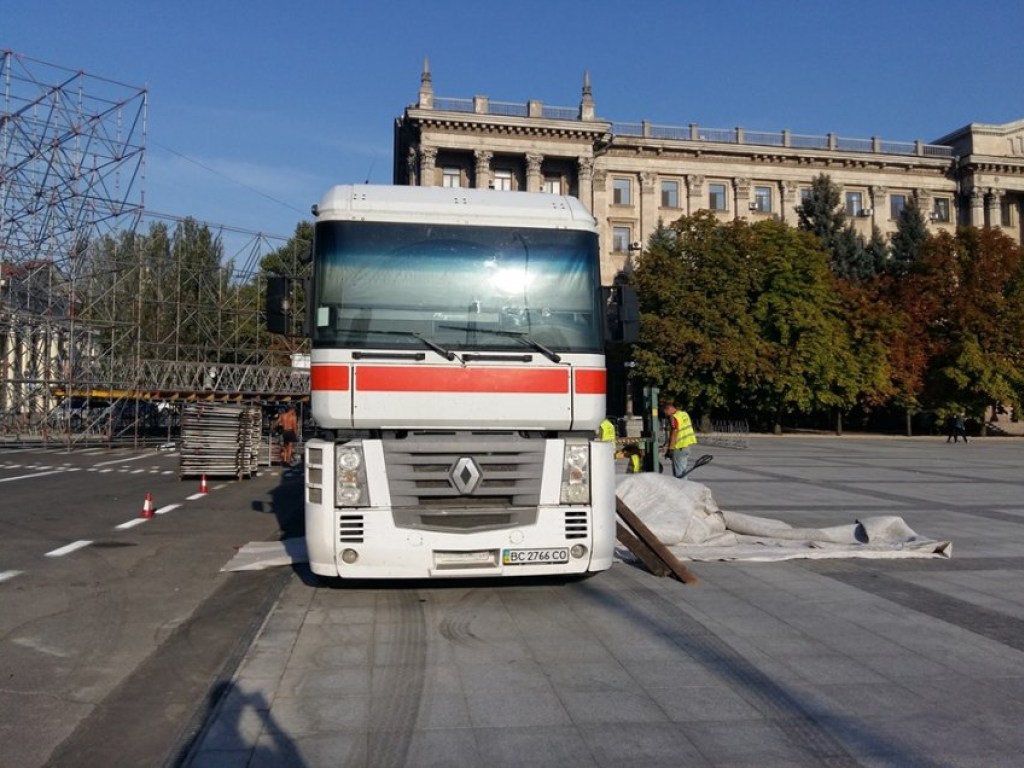 В Николаеве водитель фуры отличился парковкой на отреставрированной площади (ФОТО)
