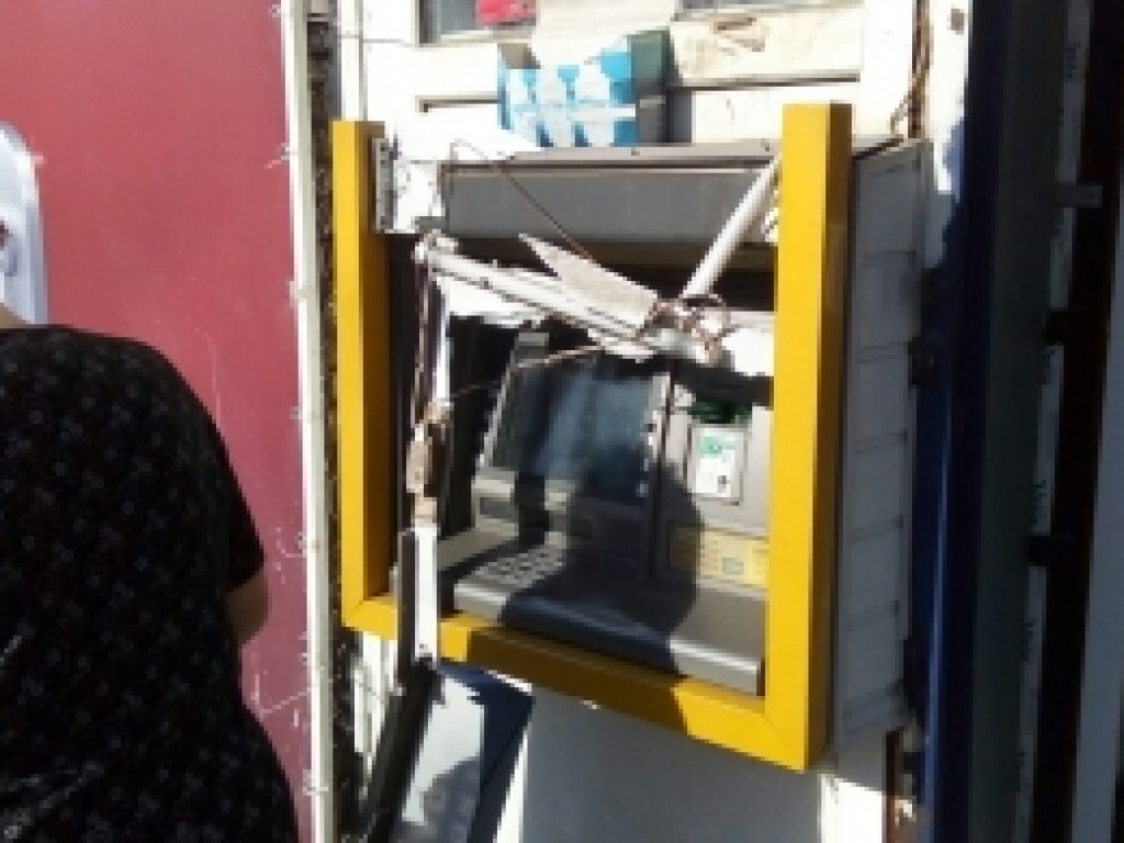 В Мелитополе ночью неизвестные разгромили банкомат (ФОТО)
