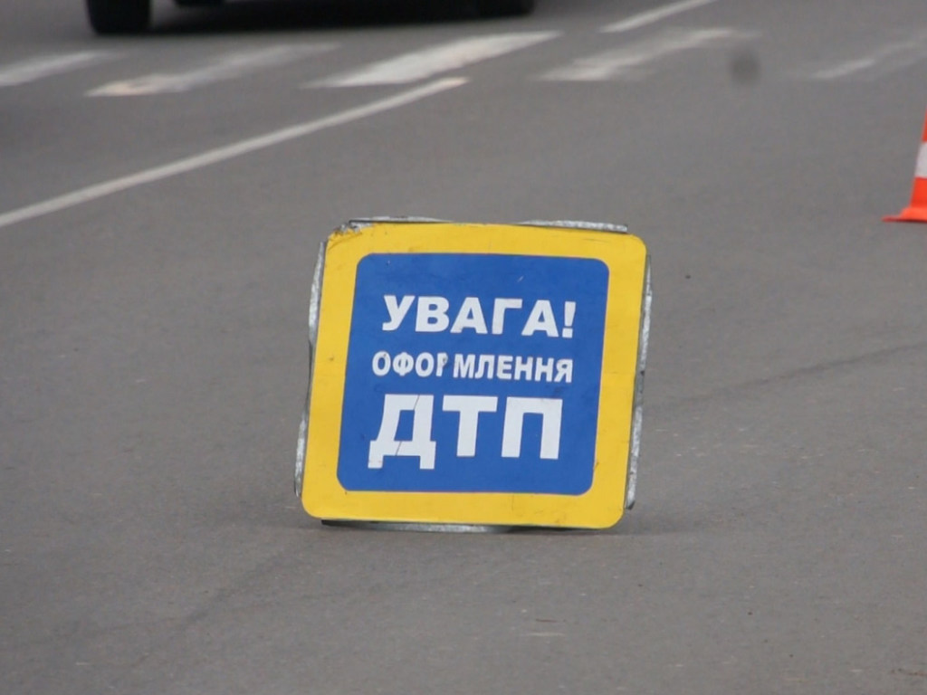 На Большой окружной дороге в Киеве лоб в лоб столкнулись две легковушки (ВИДЕО)
