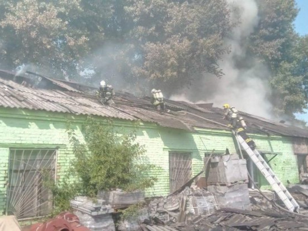 В Киеве на Сырце произошел пожар на складах (ВИДЕО)