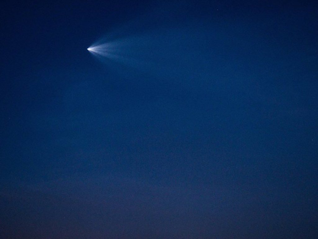 Туристы удивились: в небе над Кирилловкой заметили светящийся объект (ВИДЕО)