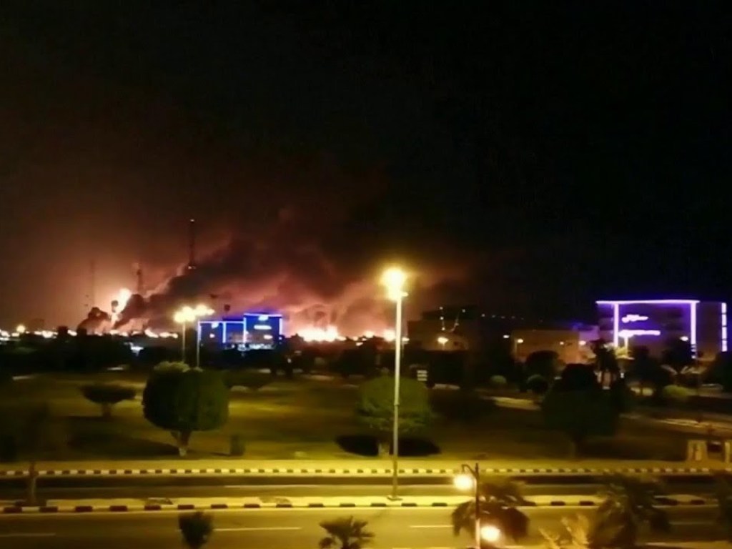 В Саудовской Аравии произошел пожар на крупнейшем заводе по переработке нефти в мире (ВИДЕО)