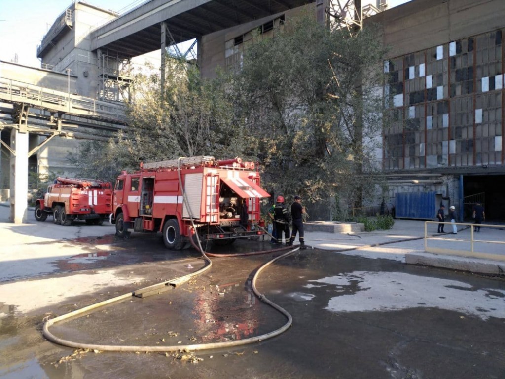 На Николаевщине произошел мощный пожар на цементном заводе (ФОТО)