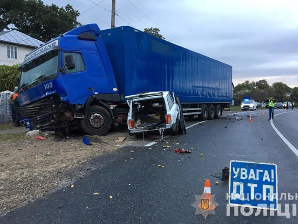 На Прикарпатье ВАЗ влетел под грузовик: есть погибшие (ФОТО)