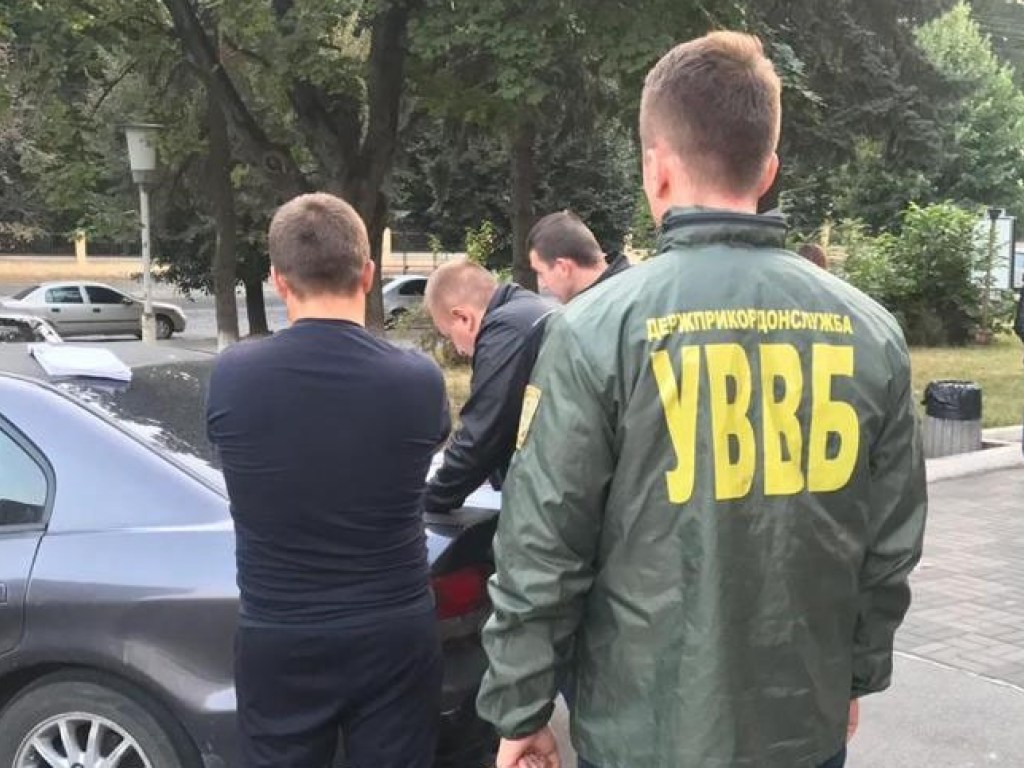 На Буковине разоблачили двух офицеров, берущих взятки за содействие в контрабанде (ФОТО, ВИДЕО)