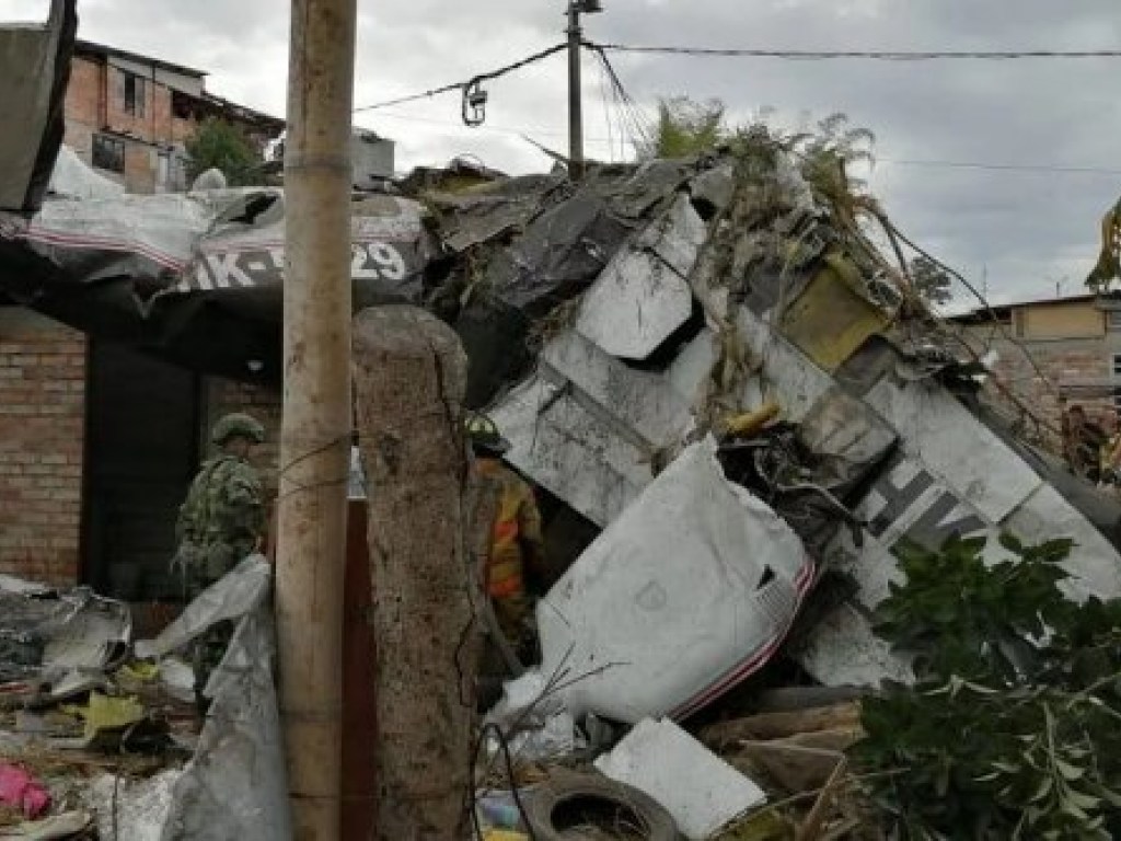 На юго-западе Колумбии рухнул самолет, есть жертвы (ФОТО)
