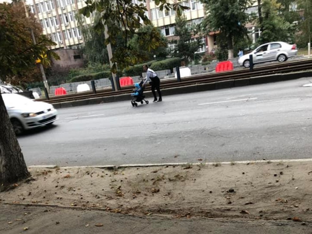 На Отрадном в Киеве женщина-«камикадзе» с детской коляской перебегала 6-полосную оживленную магистраль (ФОТО)