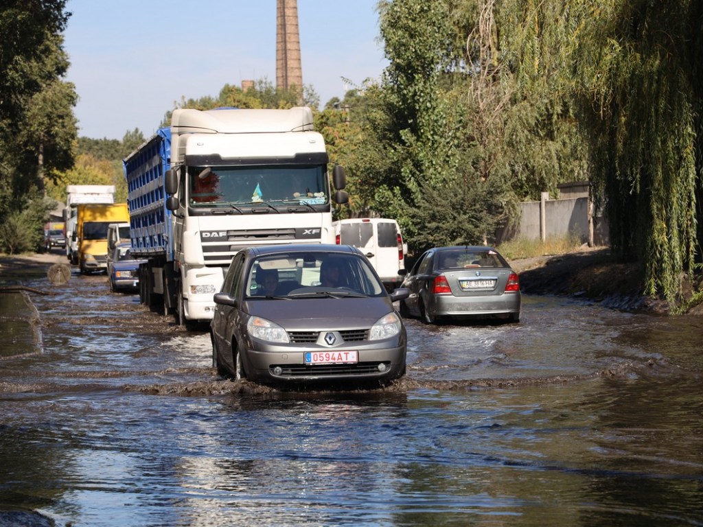 В Днепре автомобилям пришлось «плавать» по улицам (ФОТО)