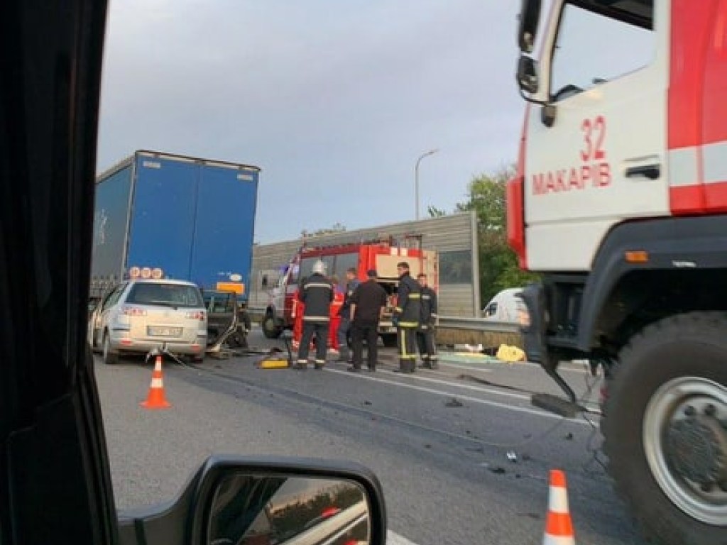 Страшное ДТП под Киевом: при столкновении легковушки с грузовиком погибли четыре человека (ФОТО)