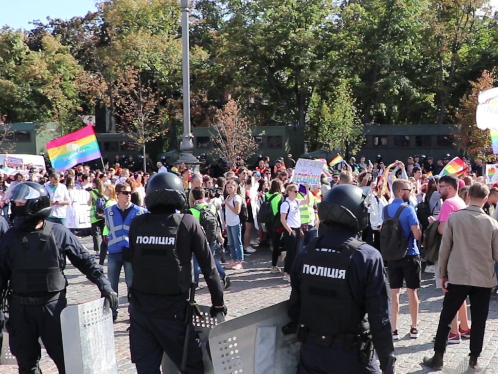 В Сети появилось полное видео столкновений во время «Марша равенства» в Харькове (ВИДЕО)