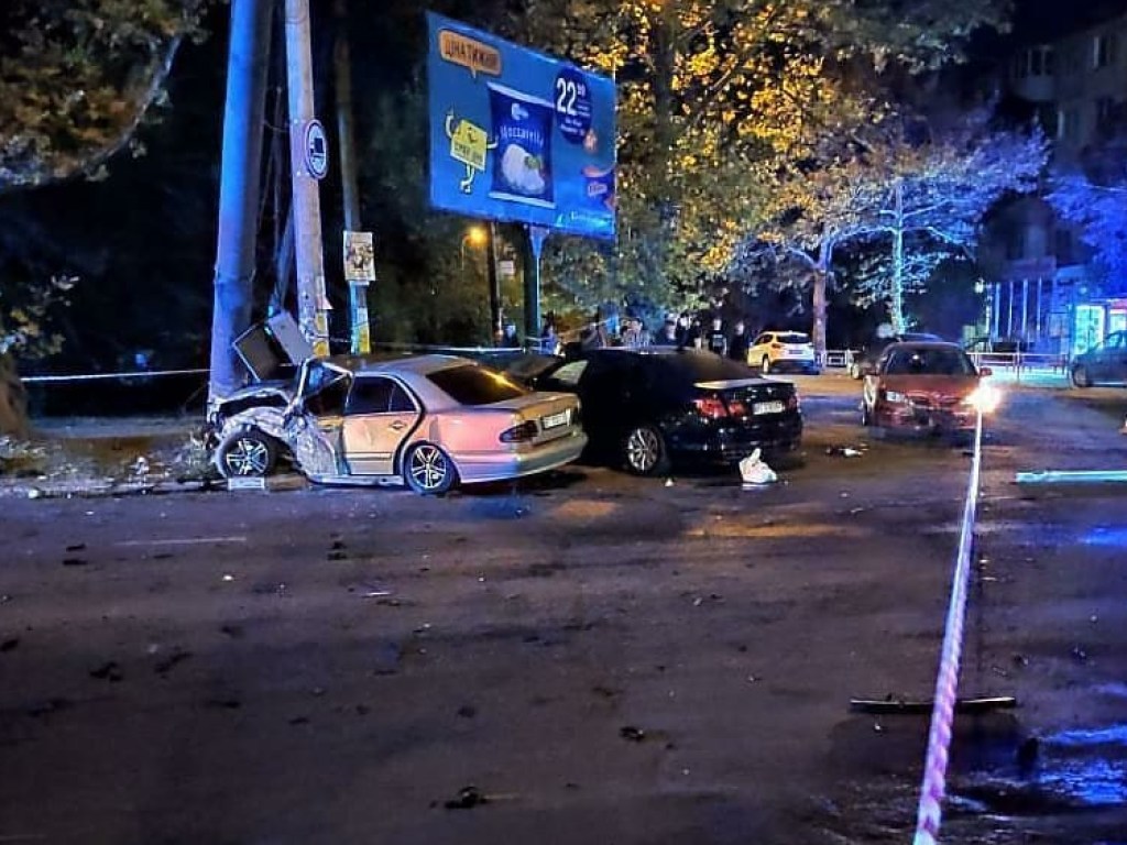 В Херсоне пьяный водитель Mercedes врезался в BMW и снес столб (ФОТО)