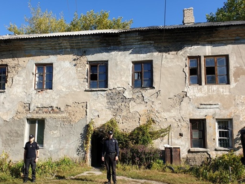 В Лисичанске в квартире обрушился потолок крыши (ФОТО)