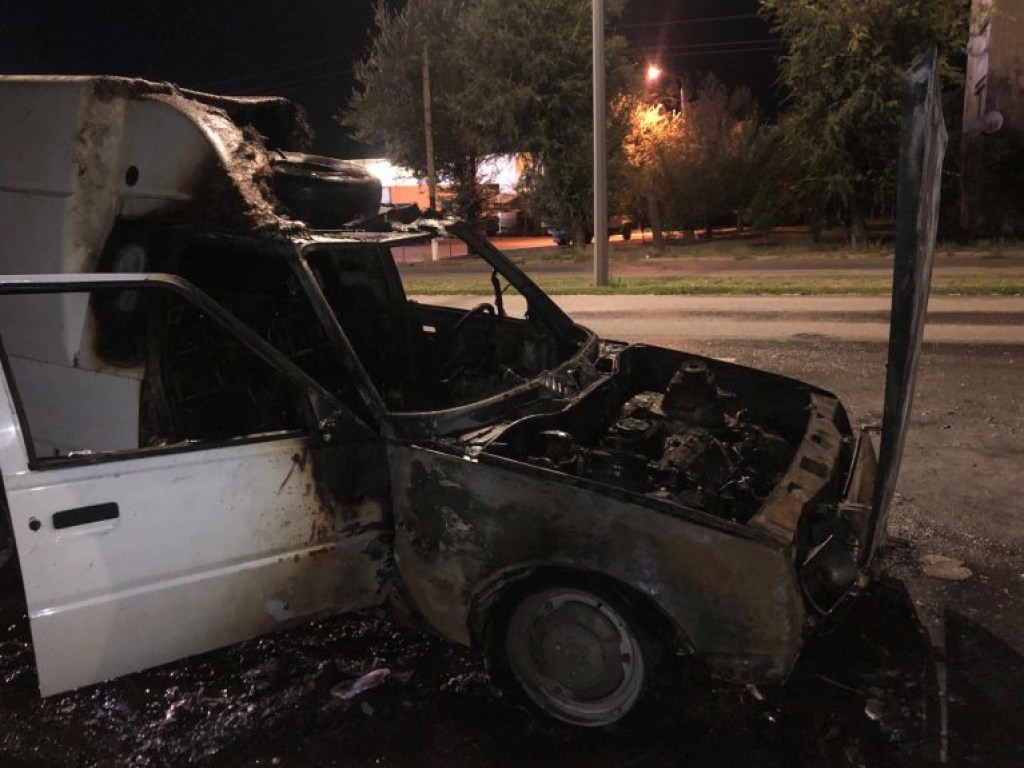 В Бердянске сгорел автомобиль, в салоне которого были мать с ребенком (ФОТО, ВИДЕО)