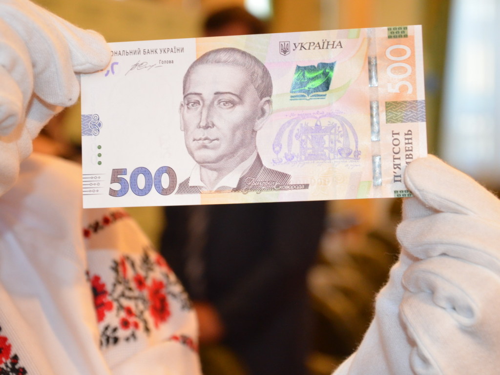 В Украине начали массово подделывать 500-гривневые купюры: как распознать фальшивку (ВИДЕО)