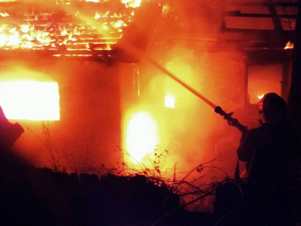 Пожар в доме Гонтаревой под Киевом засняли соседи: появились фото огненного ЧП