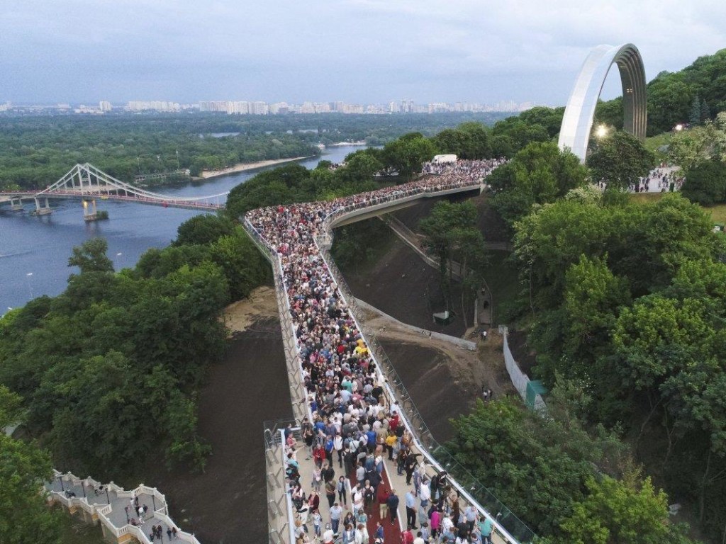 Мэр признался, что волнуется: На «мосту Кличко» отремонтировали стеклянные панели (ВИДЕО)
