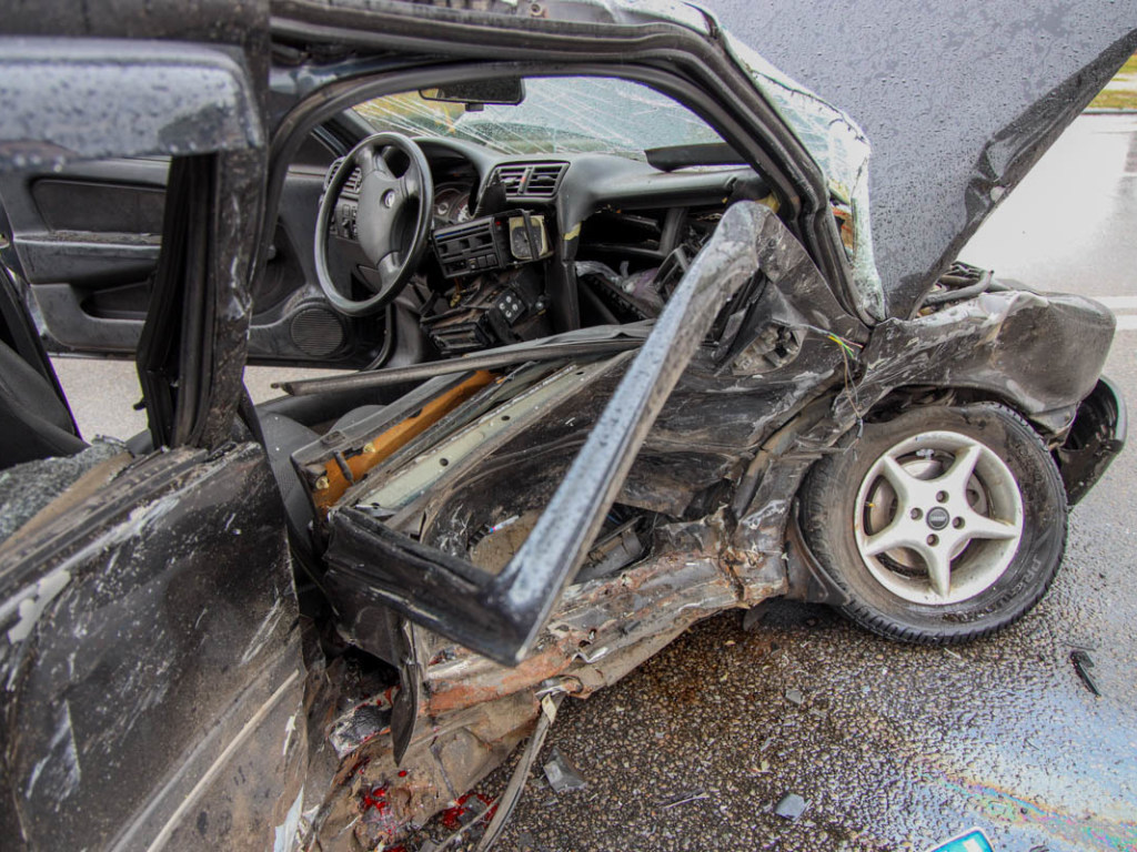 В Днепре столкнулись 2 иномарки: автомобили сплющило, водителей госпитализировали (ФОТО, ВИДЕО)